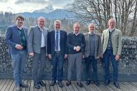 Anlässlich der 54. Beiratssitzung des Nationalparks Berchtesgaden verabschiedeten Bayerns Umweltminister Thorsten Glauber (3.v.r.) und Nationalparkleiter Dr. Roland Baier (3.v.l.) einige langjährige Mitglieder des Gremiums, darunter den scheidenden Landrat Bernhard Kern (2.v.l.) sowie Hannes Rasp, Bürgermeister von Schönau am Königssee (r.). Neu im Gremium ist der designierte Bürgermeister der Nationalparkgemeinde Ramsau, Richard Graßl (l.). Auch im Bild: Dr. Bartl Wimmer (2.v.r.), Vorsitzender Bergerlebnis Berchtesgaden.