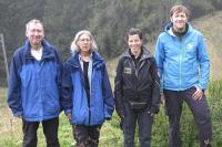 Ihnen gelang der Erstnachweis der Europäischen Bulldogg-Fledermaus im Nationalpark Berchtesgaden: Werner Zagler und Dr. Gertrud Keim vom Verein für Höhlenkunde München e.V., Dr. Hanna Kastein vom Nationalpark Berchtesgaden und Dr. Simon Ripperger, Bayerisches Landesamt für Umwelt (v.l.).