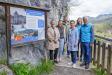 Der Themenweg entlang der historischen Soleleitung in Berchtesgaden wurde grafisch und inhaltlich neu gestaltet. Anlässlich der Wiedereröffnung trafen sich die Initiatoren (v.r.): Nationalparkleiter Dr. Roland Baier, Auszubildende Ekaterina Bobriashova, Thomas Öllinger vom Staatlichen Beruflichen Schulzentrum Berchtesgadener Land (3.v.l.) sowie Monika Hüttinger (l., Tourismusmarketing), Christina Sulzauer (Auszubildende, 2.v.l.) und Maria Schwaiger (Leiterin Tourismusmarketing, vorne) vom Salzbergwerk Berchtesgaden.